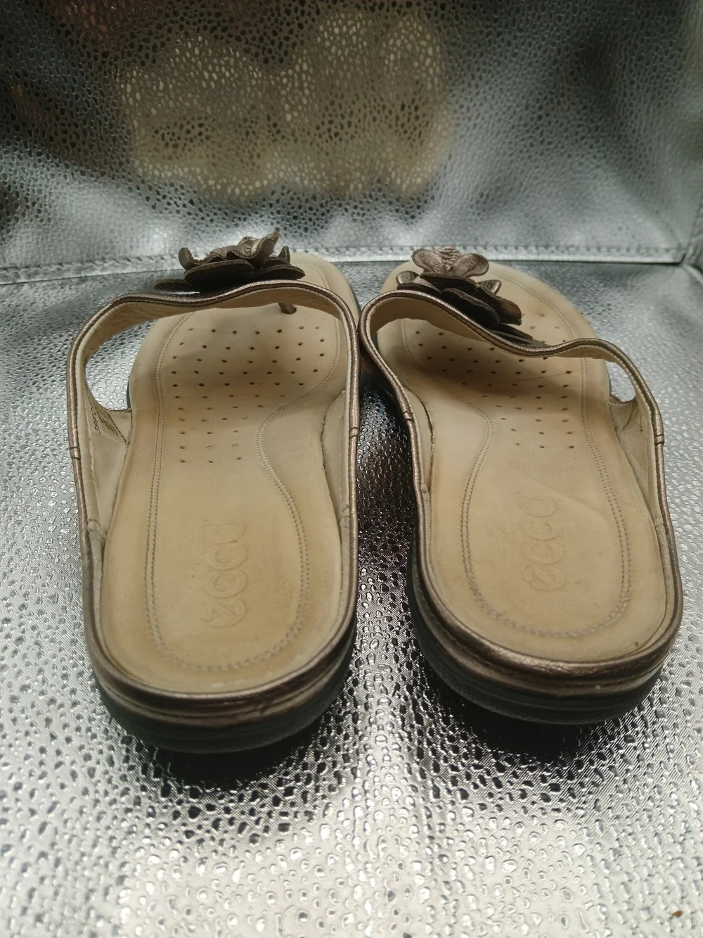 Ecco Bronze Floral Thong Sandals Women's Size 39/8-8.5